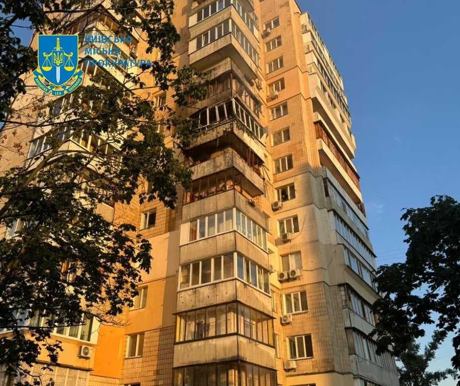 Уламки ракети влучили в будинок у Києві 30 червня