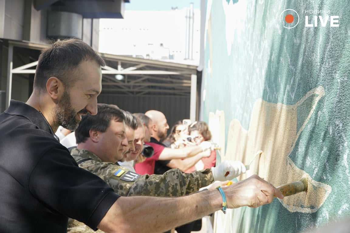 У Києві презентували мурал на честь українських розвідників — фоторепортаж - фото 1