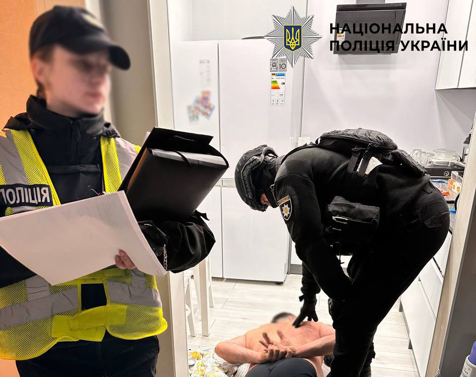 Столична трагедія: кривавий інцидент біля житлового будинку в Києві