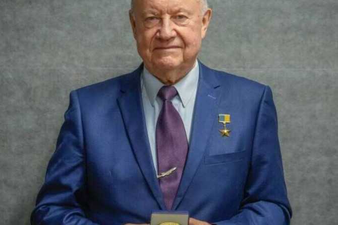 Бучанець Олександр Галуненко отримав Золоту медаль FAI - найвищу нагороду Міжнародної авіаційної федерації (160 символів)