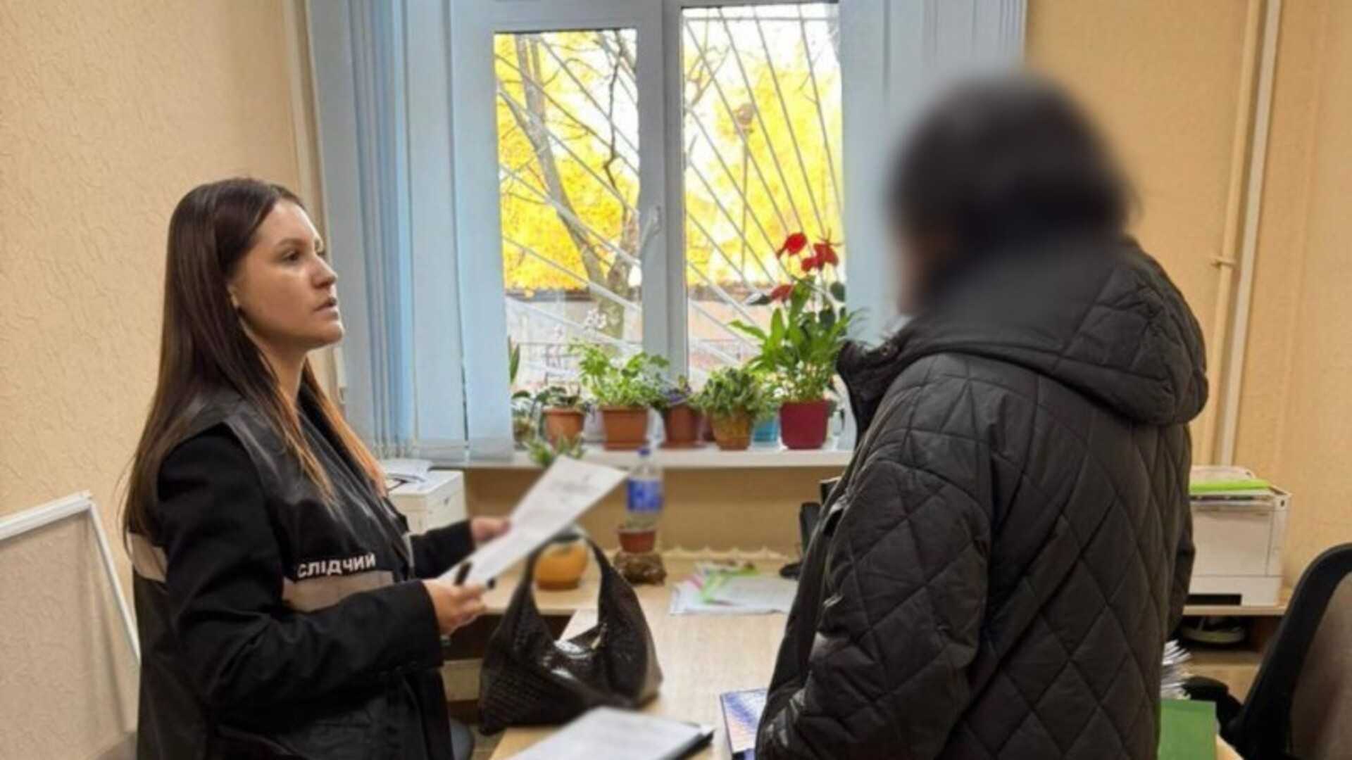 Дарницька РДА: Бухгалтерку управління освіти підозрюють у привласненні 1,5 млн грн