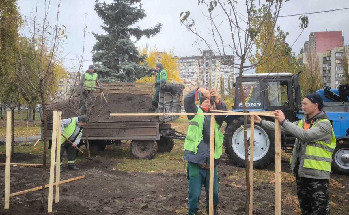 Квітуче розмаїття: Деснянський район засяяв новими яблунями, дубами та барвистими квітниками