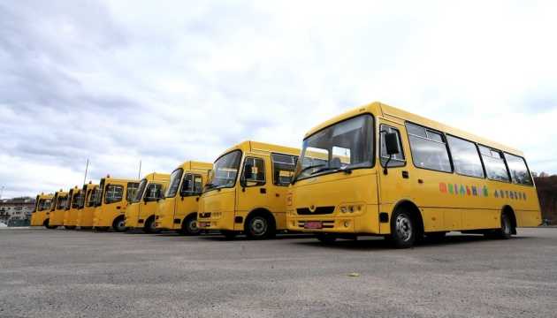 "Київщина в русі: 9 громад отримали нові шкільні автобуси для забезпечення учнівського транспорту".
