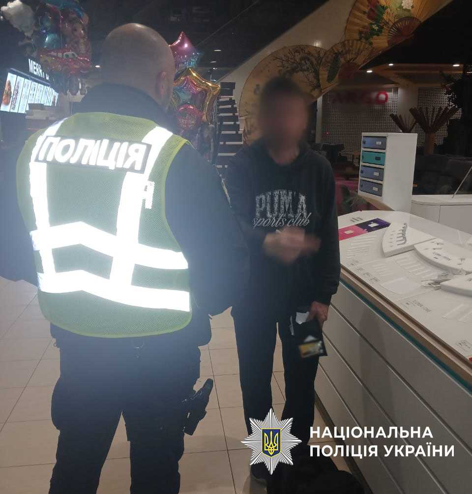 Паніка в столичному ТЦ: страйкбольна граната спричинила евакуацію відвідувачів