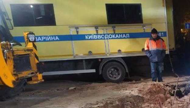 Столичне лихо: Прорив труби на Печерську загрожує зсувом