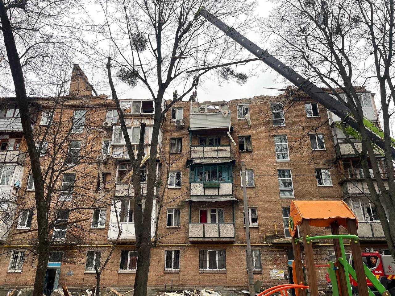 Наслідки масованої атаки РФ на Київ: 13 будинків пошкоджено, загинуло щонайменше 13 осіб