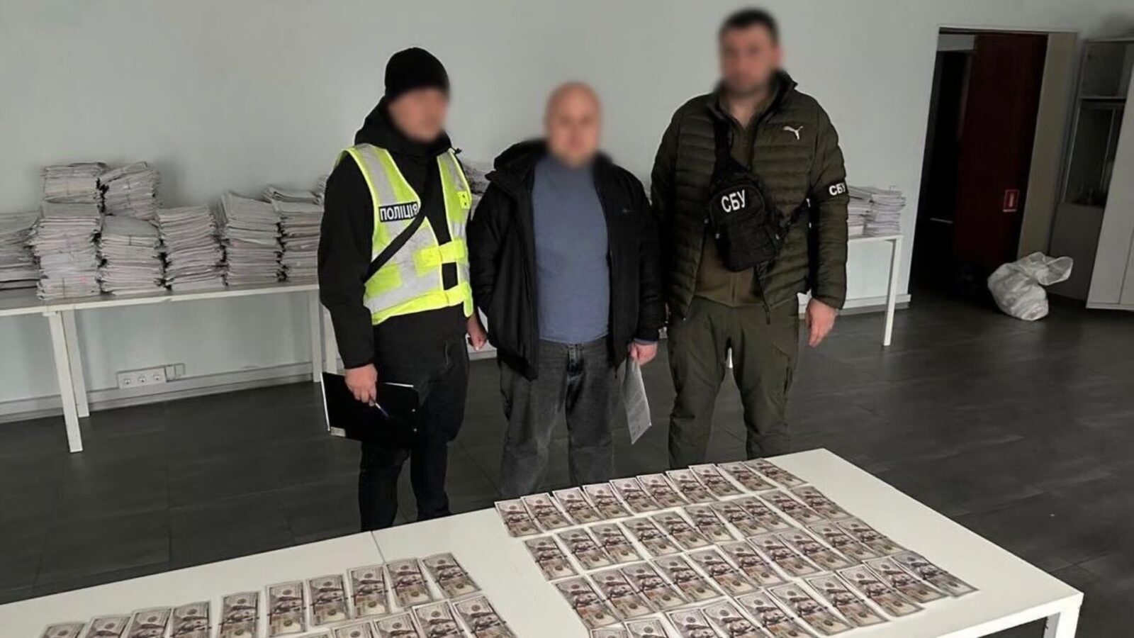 Посадовець заплатив 10 тисяч доларів, щоб уникнути служби: затримання у Києві