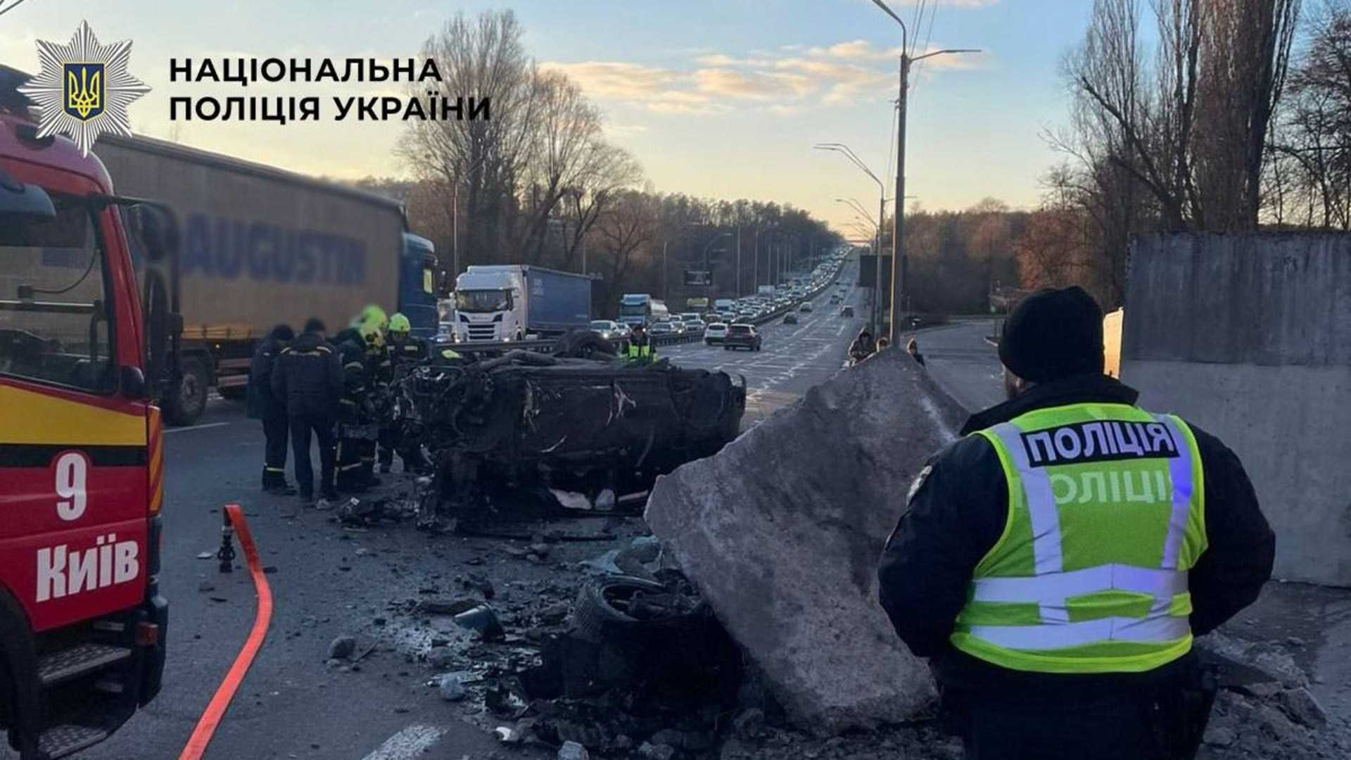Пригода на Берестейському: водій Porsche врізався в бетонну огорожу