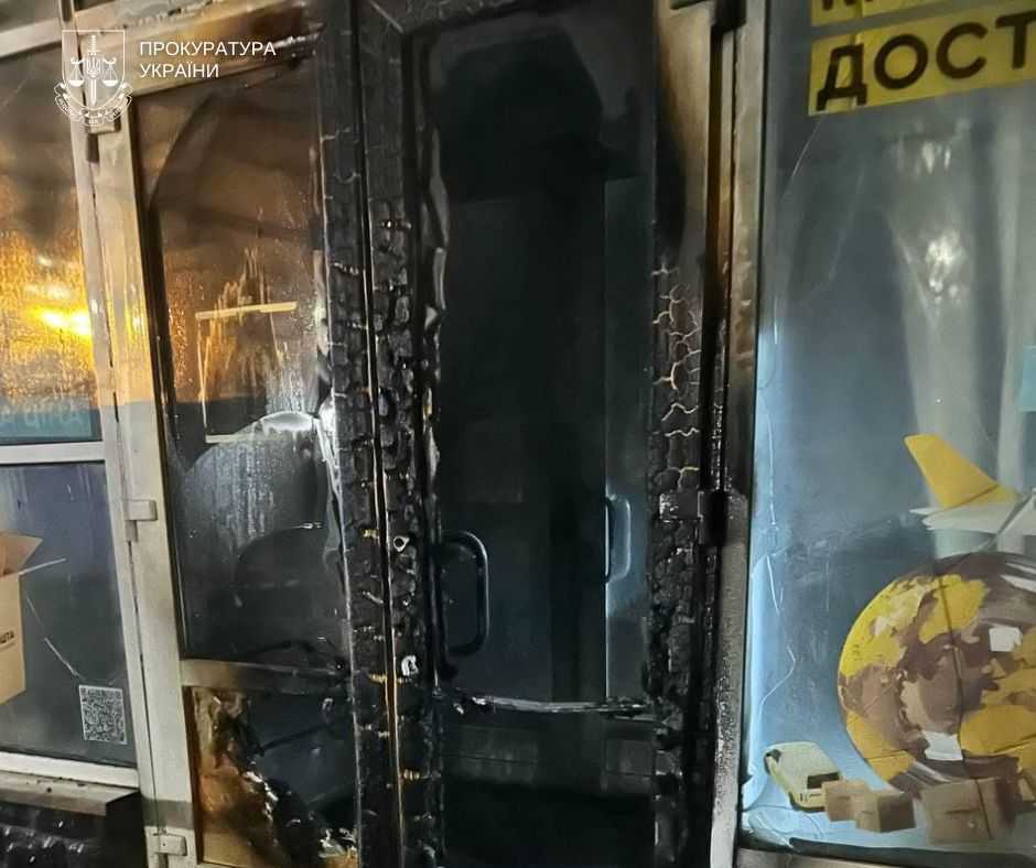Спалах на Лісовому: молодик влаштував пожежу в київському відділенні Укрпошти