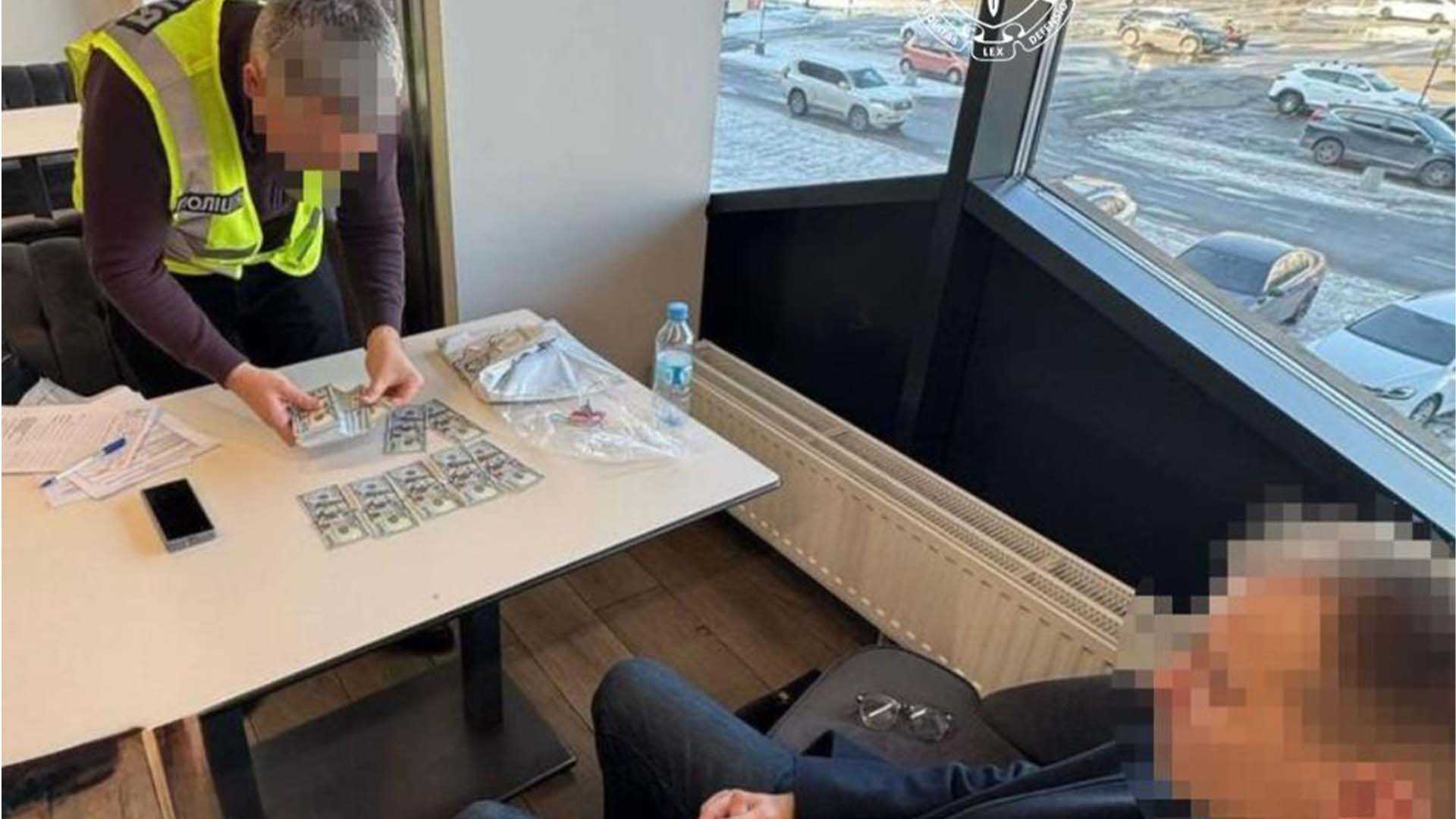 Адвокат обіцяв вирішити справу за $25 000, тепер сам постане перед судом у Києві