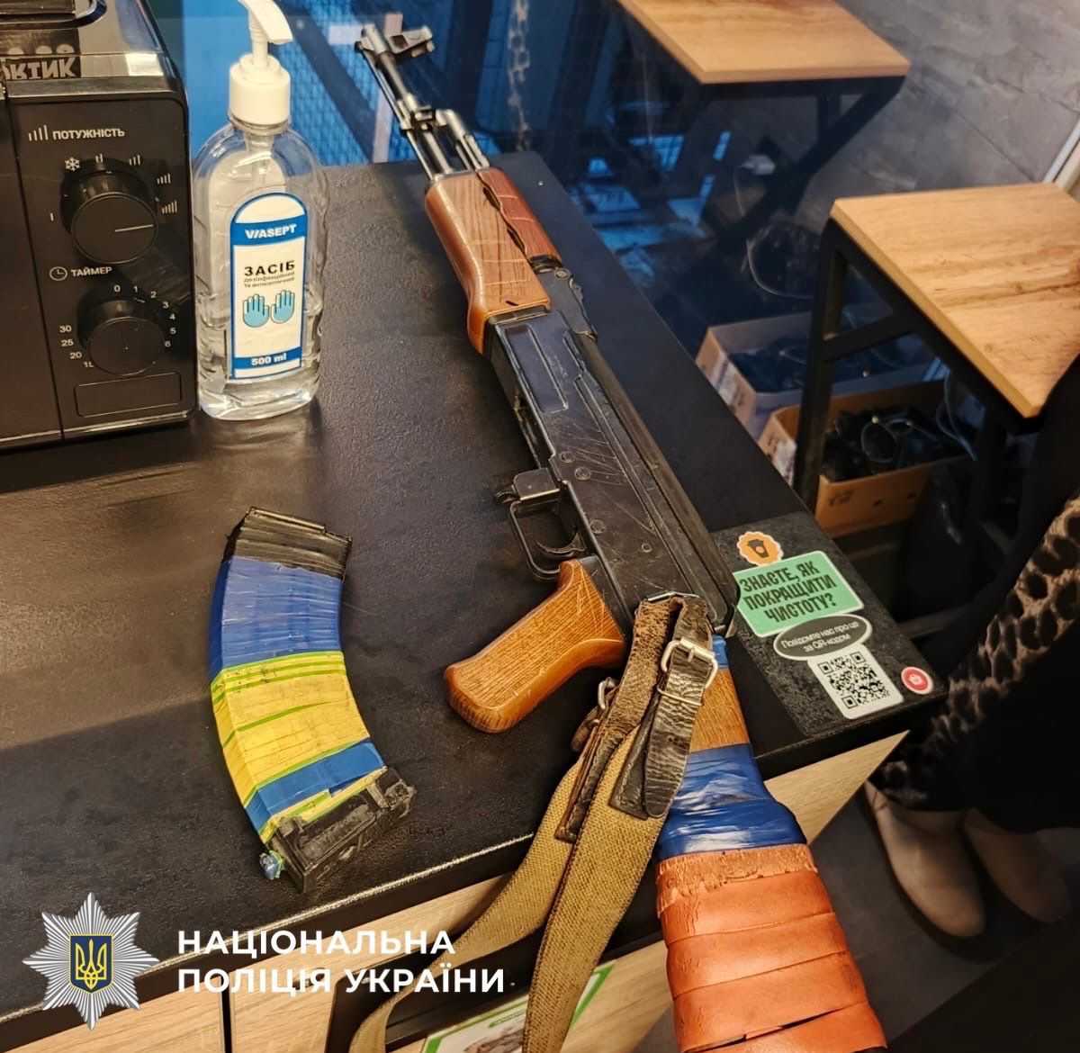 "Столичний стрілок: Жителя Києва затримано за демонстративне полювання на покупців у супермаркеті з муляжем зброї".