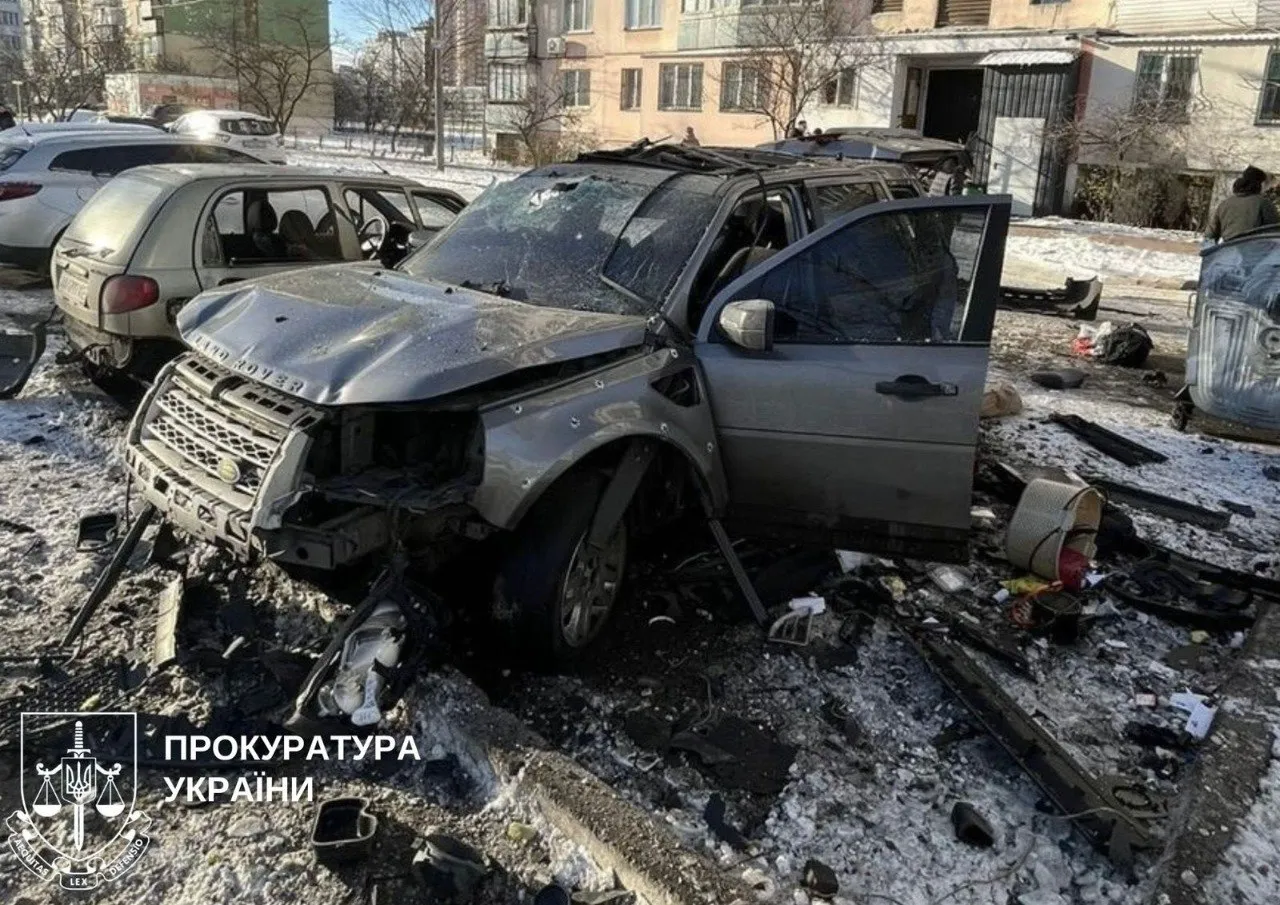 "Трагедія на вулицях Києва: поліція розслідує вибух автомобіля як можливий теракт".