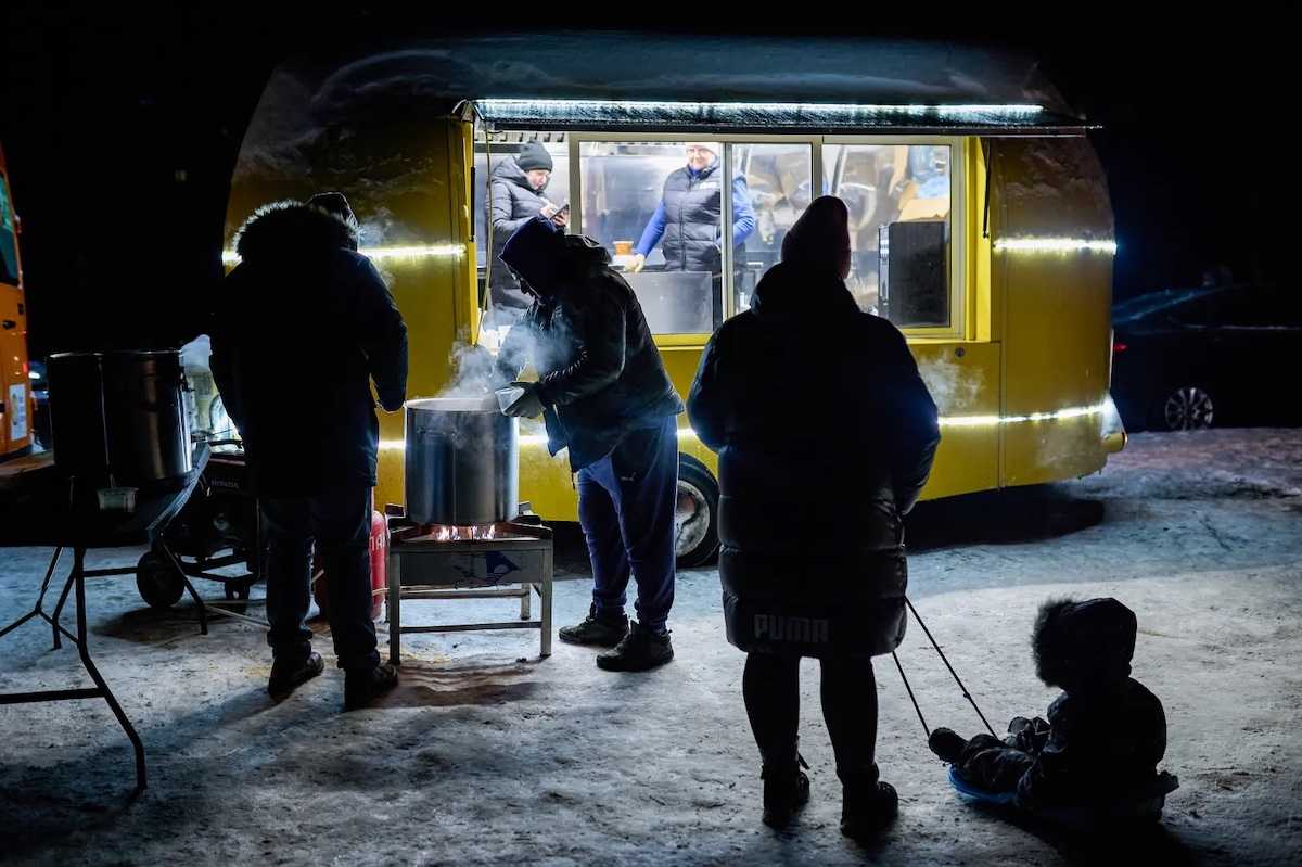 "Зігріваючий порятунок: Гарячий суп і Пункти незламності в холодному Києві".