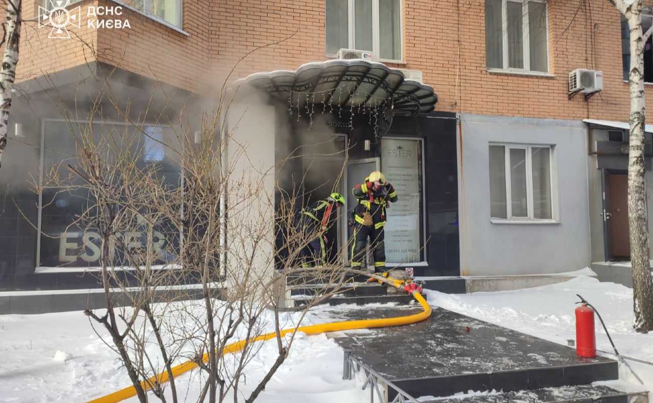 "Пожежа в салоні краси на Печерську: клієнти евакуйовані, збитки оцінюють".