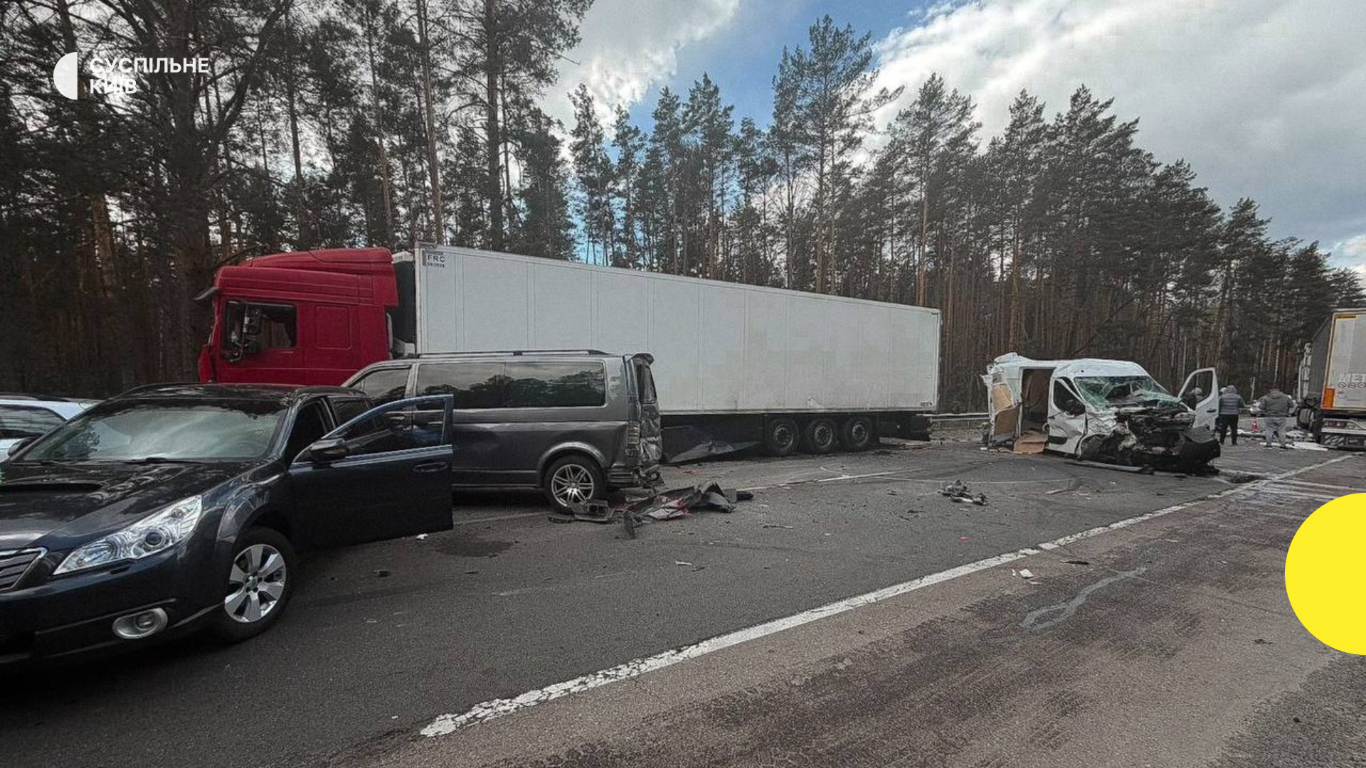 Масштабна ДТП на Київщині: 5 постраждалих в аварії за участю шести авто на Варшавській трасі.