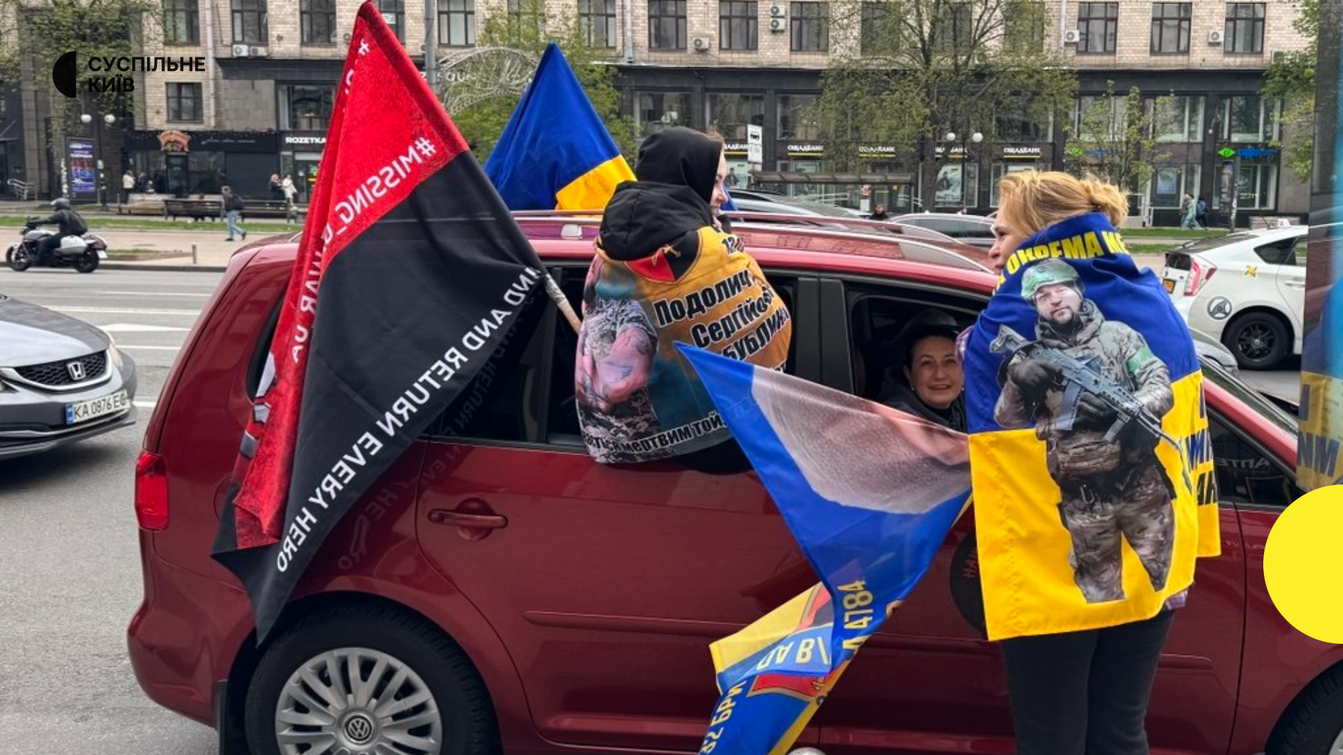 Ось кілька варіантів унікальних тайтлів, довжиною до 160 символів, згенерованих на основі наданого тексту:

"Наші ще не вдома": Київ промовляє вголос про полонених та зниклих. 320 портретів героїв.
Автопробіг "Наші ще не вдома" в Києві: єднання і боротьба за кожного захисника.
Київ пам'ятає: автопробіг і 320 портретів – нагадування про полонених та зниклих.
"Наші ще не вдома": Київ вимагає повернути кожного українця з полону та невідомості.
320 облич героїв на Майдані: Автопробіг "Наші ще не вдома" в серці столиці.
Не забуті: Автопробіг "Наші ще не вдома" та десятки портретів – заклик до повернення.
Єдність і боротьба: Київ долучився до автопробігу "Наші ще не вдома" за полонених.
"Наші ще не вдома": Київ не мовчить про полонених та зниклих. 320 історій героїв.
Акція "Наші ще не вдома" в Києві: автомобільний марш та портрети – крик душі.
Жива пам'ять: Автопробіг "Наші ще не вдома" тримає надію українських родин.