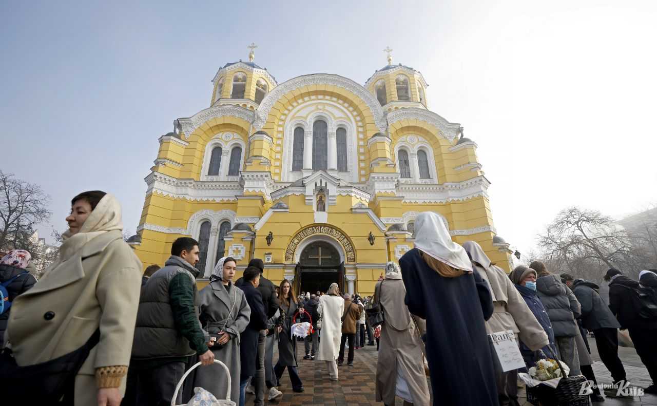 Пасхальна хода: Митрополит Онуфрій освячує паски у Володимирському соборі (Фоторепортаж)