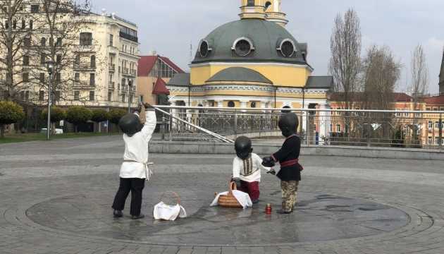 Скульптури малюків-засновників Києва - Великодні образи: Творча майстерня міста.
