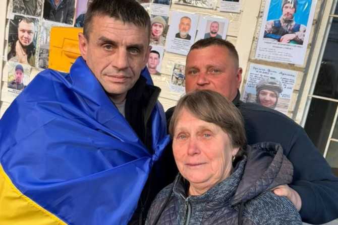 Варіанти назви:
Короткі та влучні:

745 днів неволі: Андрій Лисаков з Ірпеня вдома!
З полону додому: Герой з Ірпеня Андрій Лисаков повернувся!
Андрій Лисаков: 745 днів боротьби, тепер – вдома!
Ірпінський захисник Андрій Лисаков повернувся після 745 днів полону.

Більш емоційні:

Велика радість: Андрій Лисаков з Ірпеня нарешті вдома після 745 днів полону!
Надія, що здійснилася: Андрій Лисаков з Ірпеня повернувся до рідних після 745 днів неволі.
Серце України радіє: Андрій Лисаков з Ірпеня вдома після 745 днів пекла.

З акцентом на героїзм:

Герой з Ірпеня Андрій Лисаков: 745 днів полону, незламна воля, повернення додому!
Незламний захисник: Андрій Лисаков з Ірпеня повернувся після 745 днів, виборюючи свободу.

Виберіть той, який найкраще відповідає tone of voice та стилю вашого видання.