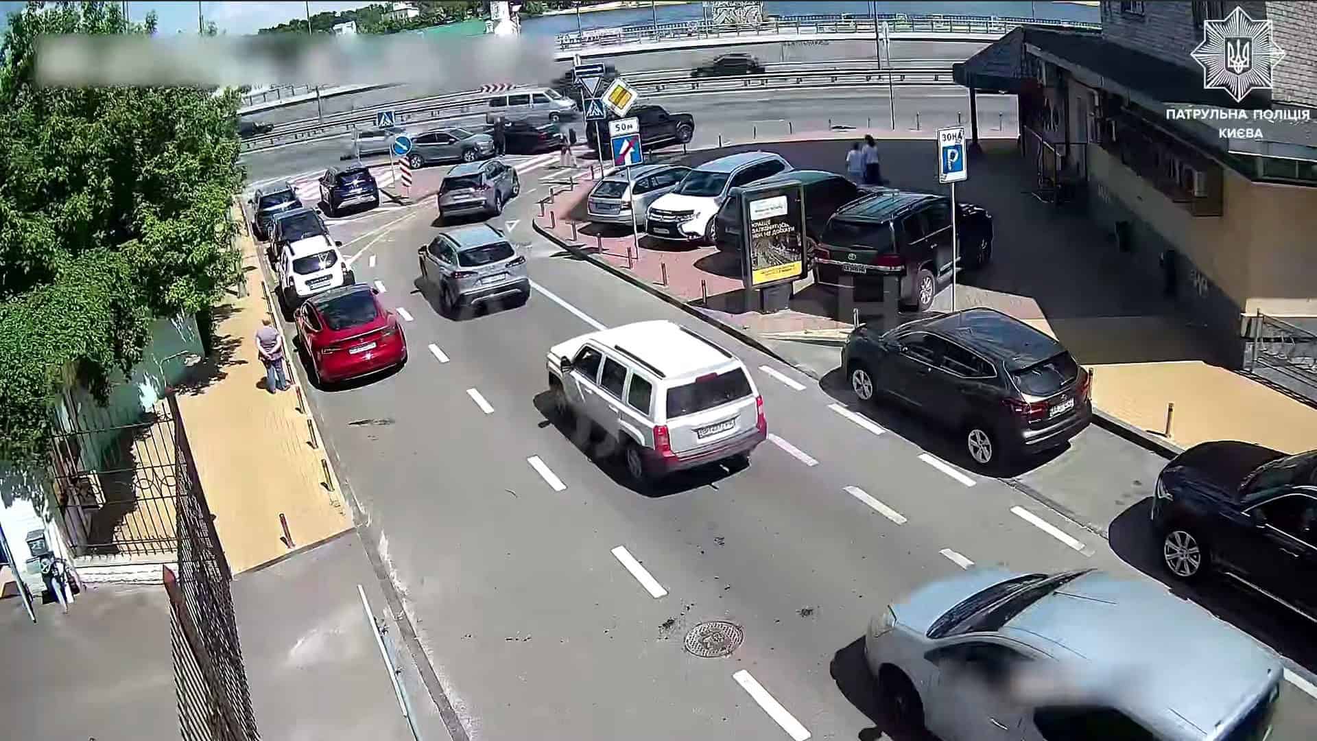 П'яний водій Audi з 3.54 проміле врізався в припарковане авто в Подільському районі.