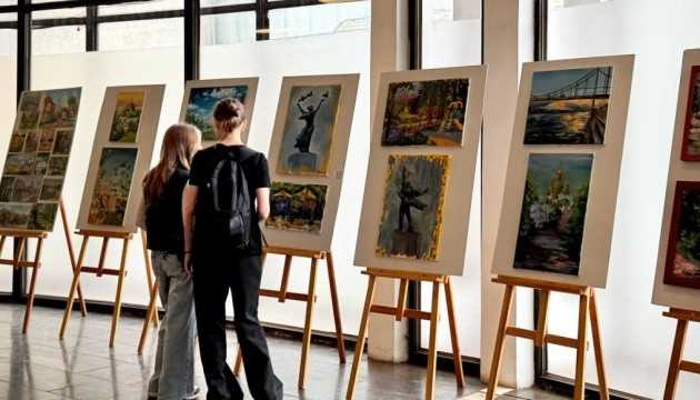 У Києві на станції метро «Золоті Ворота» відкрили виставку до Дня містаЗолоті Ворота сяють: Свято Києва на метро "Золоті Ворота".