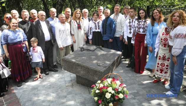 У Києві відкрили пам’ятний знак дипломатам і журналістам, які повідомили світу про Голодомор в УкраїніПам’ять про правду: Київ вшанував дипломатів і журналістів, що світу про Голодомор розповіли.