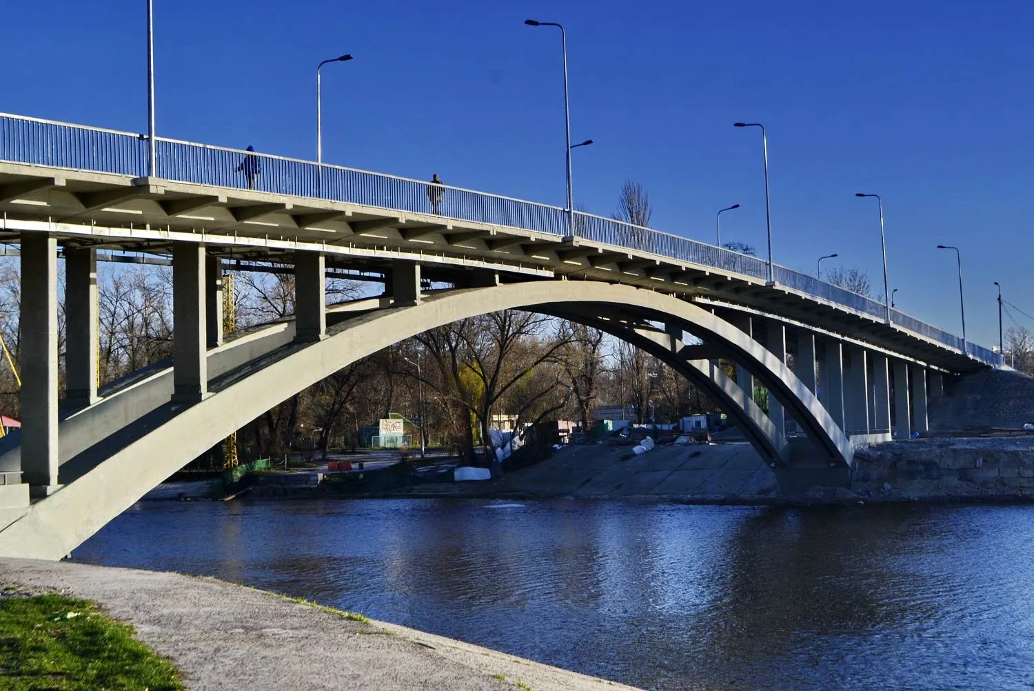 Кияни, обережно: небезпека стрибків з Венеційського мосту в Гідропарку – вас попередили!