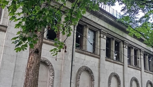 На ВДНГ показали пошкодження після російського удару по КиєвуНа ВДНГ показали наслідки російської атаки: вражаючі фото руйнувань у Києві.