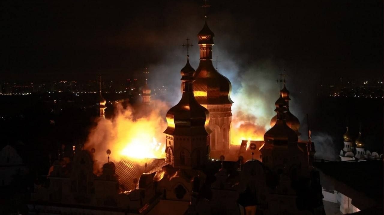 Ось кілька варіантів назв, що відповідають вашим вимогам:

* 140 ченців «московського патріархату»: у ніч удару рятувати Лавру з’явилося п'ятеро.
* Лавра в небезпеці: з 140 ченців «мп» прийшли лише п'ятеро захищати святиню в ніч удару.
* Рятувати Лавру в ніч удару: лише п’ятеро ченців «московського патріархату» з 140.
* Ніч удару по Лаврі: з 140 ченців «мп» знайшлося лише п’ятеро, хто готовий був захищати.