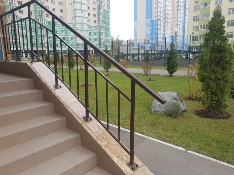 Перила з чорного металу під фарбування