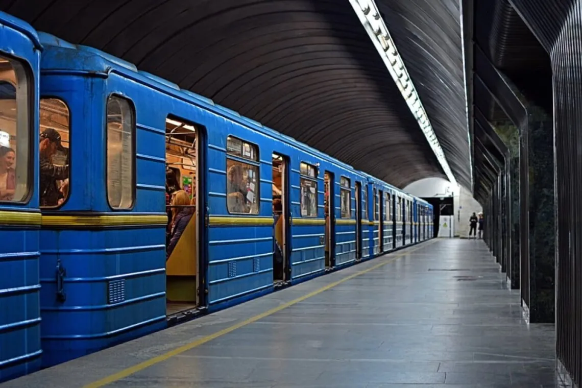 Київський метрополітен: чому вночі станції без поїздів. Пояснення причини.