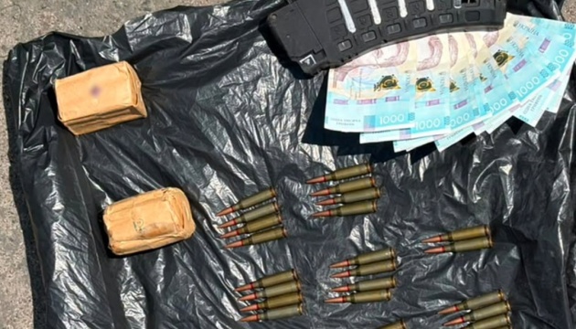 На Київщині викрили схему незаконного збуту зброї та боєприпасів із району бойових дійНа Київщині викрито масштабну схему збуту зброї та боєприпасів із зони бойових дій.