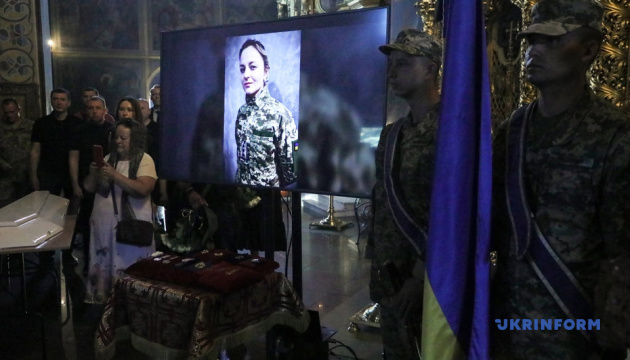 У Києві попрощалися з комунікаційницею УДО Валентиною Савіцькою, яка загинула внаслідок удару РФКиїв оплакує Валентину Савіцьку: пам'яті комунікаційниці УДО, яка загинула від ворожого удару.