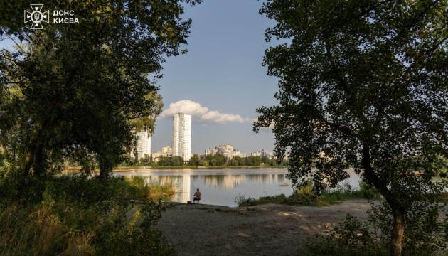 У Києві завершили роботи зі збору нафтопродуктів із поверхні озера КирилівськеКиїв: очищено озеро Кирилівське від нафтопродуктів.