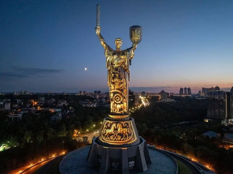 Батьківщина-Мати у Києві: нова арт-інсталяція запалила сяйво над Дніпром.