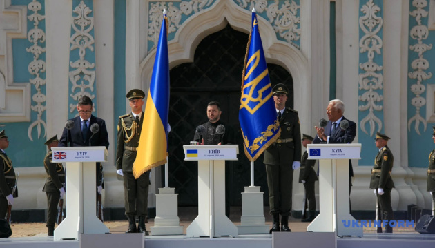 На Софійській площі в Києві відбулися урочистості з нагоди Дня НезалежностіКиїв святкує: Незалежність на Софійській.