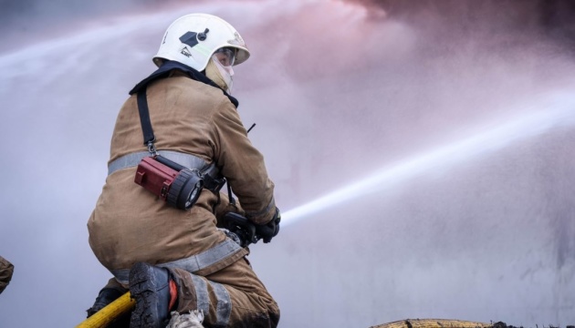 У Києві через падіння уламків виникла пожежа у приватному будинкуКиїв: Уламки спричинили пожежу приватного будинку.