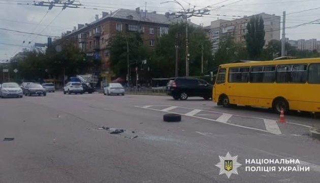 У Києві маршрутка зіткнулася з легковиком, восьмеро постраждалихКиїв: маршрутка і легковик зіткнулися, восьмеро людей постраждали.