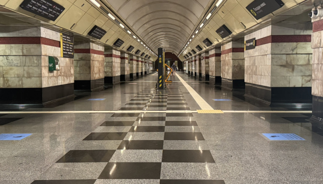 Укриття у столичному метро: на станції «Сирець» тестують зонування платформи«Сирець»: столичному метро тестують зонування платформи для безпечного укриття