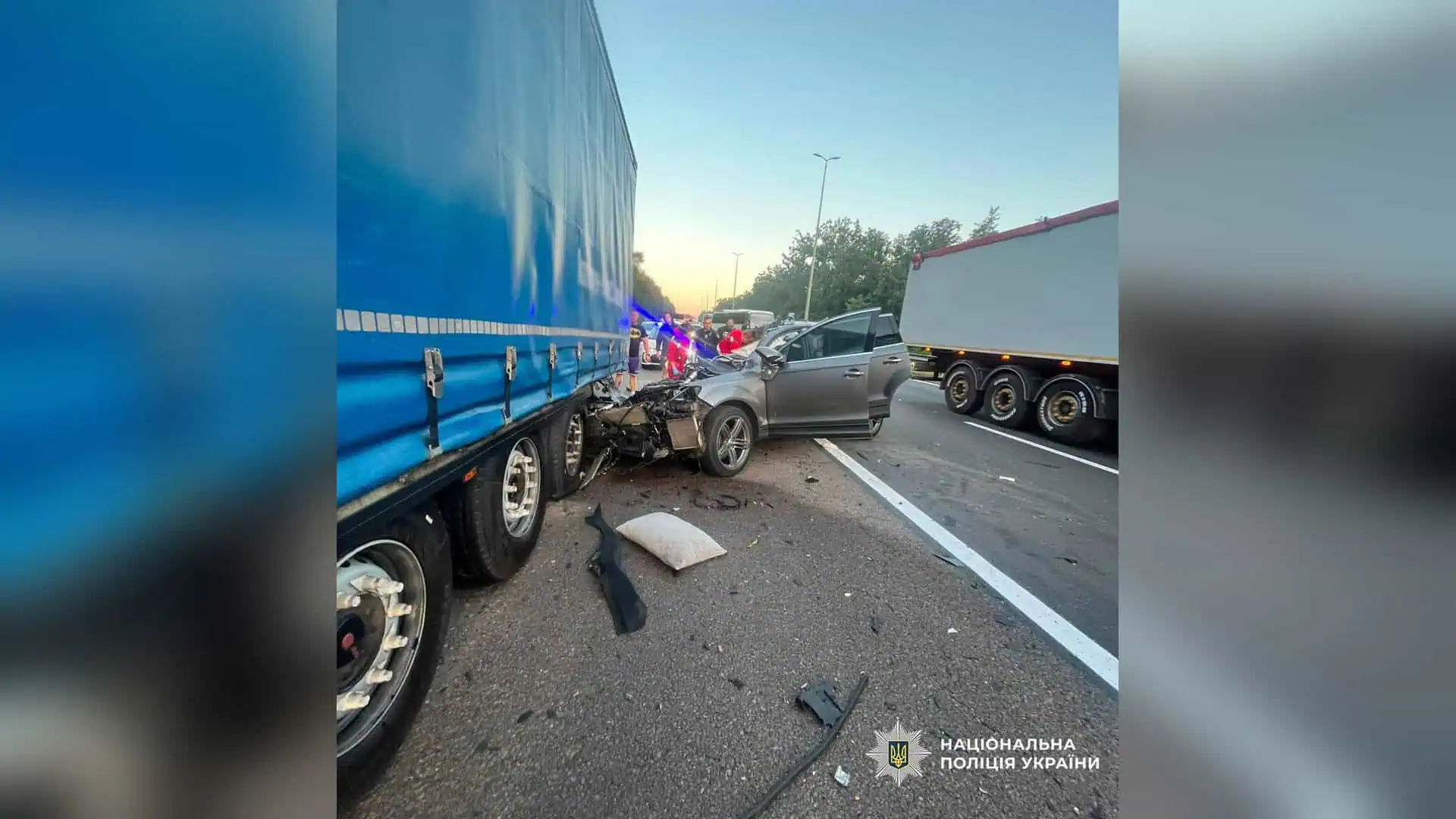Житомирське шосе: Audi зіткнулася з вантажівкою, трагічна загибель матері та дитини.