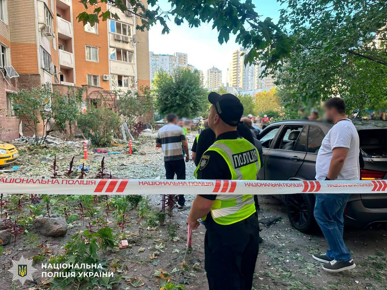 Київ, Дарниця: ворожий БпЛА влучив у багатоповерхівку. Наслідки атаки.