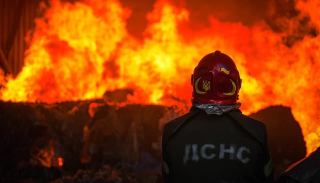 Росіяни атакували ліцей на Київщині, виникла пожежаРосійський удар по ліцею на Київщині: масштабна пожежа, наслідки руйнувань.