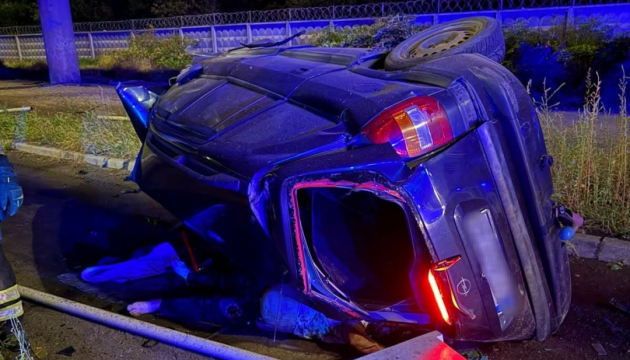 У Києві впав з мосту автомобіль, водій загинувУ Києві: авто злетіло з мосту, водій трагічно загинув.