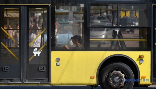 У Києві запускають автобусний маршрут уздовж «червоної» гілки метро"Київська червона лінія" тепер на колесах: стартує новий автобусний маршрут вздовж метро