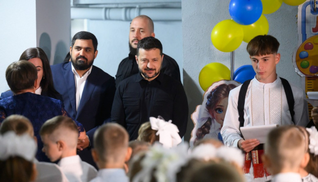 Зеленський відвідав школу на Київщині і закликав партнерів активніше реагувати на атаки РФЗеленський на Київщині: заклики до партнерів щодо реакції на атаки РФ