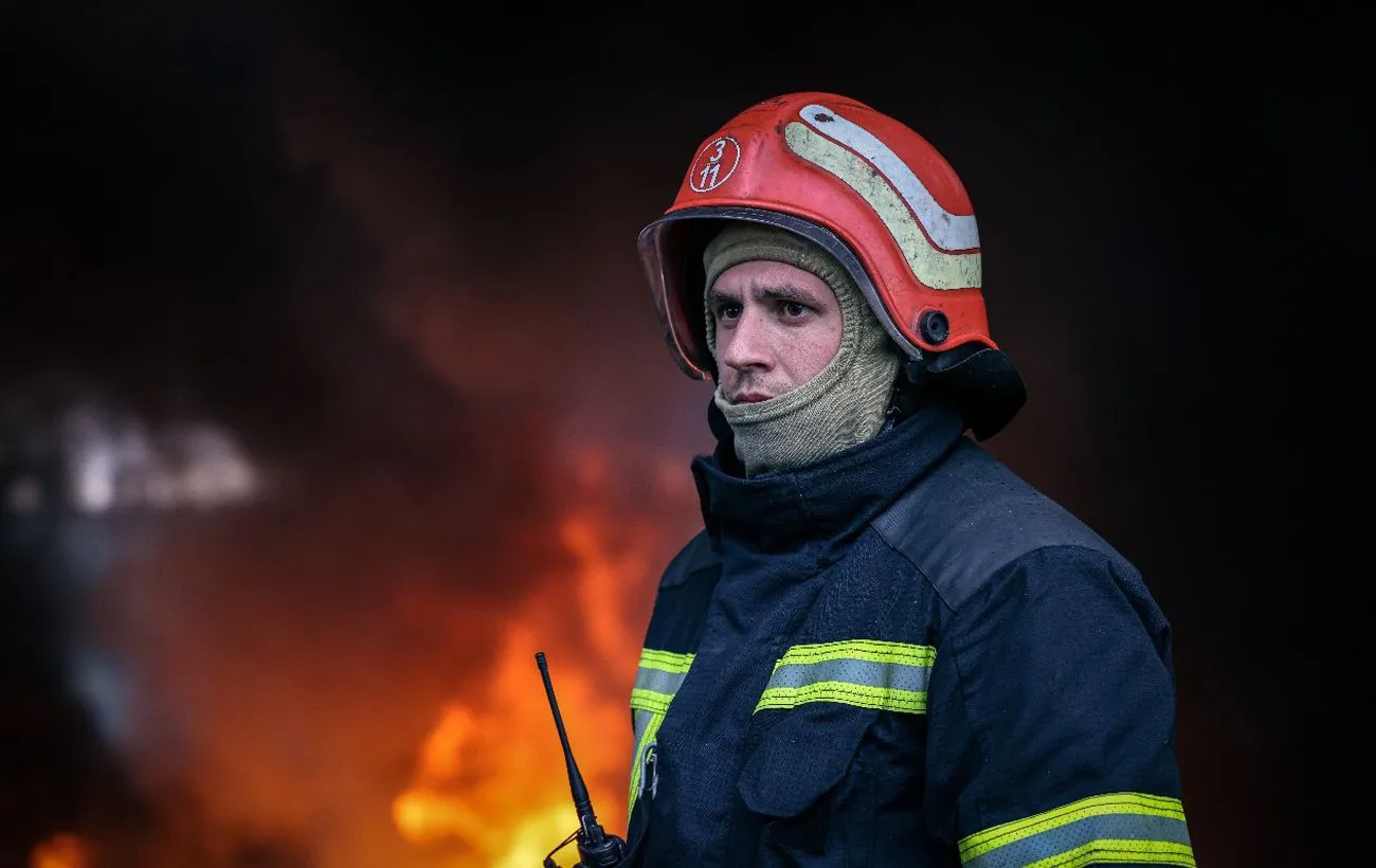 Голосіївське дихання: пожежа дерев від уламків дронів.