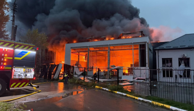 Росія вдарила ракетами по заводу полімерів на Київщині,  кількість постраждалих в Ірпені зросла до 17Завод полімерів на Київщині під ударом: 17 постраждалих в Ірпені після ракетної атаки Росії.