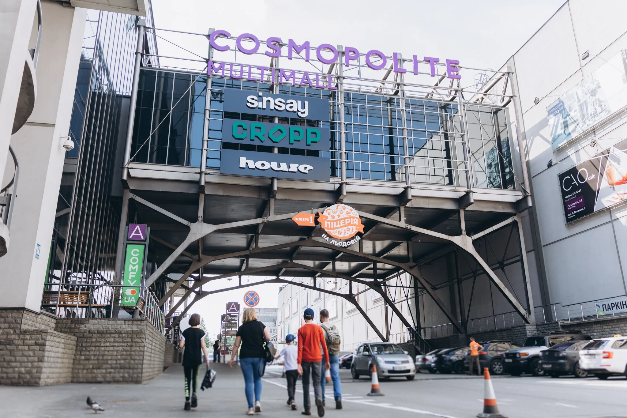 ТРЦ Cosmo Multimall Київ: часткове відновлення роботи після російської атаки.