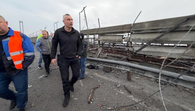 У Києві фахівці оцінюють пошкодження на Південному мосту після балістичного ударуПівденний міст Києва: оцінка пошкоджень після балістичного удару.