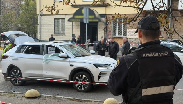 У Києві вибухнув електрокар, поранений водійКиїв: Електрокар вибухнув, водій поранений.